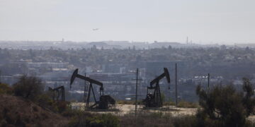 Il petrolio chiude in forte rialzo a New York a 65,43 dollari