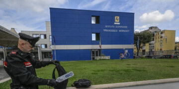 Metal detector nelle scuole, firmata la circolare da Valditara e Piantedosi