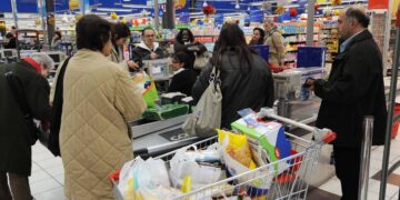 Fiducia dei consumatori in lieve aumento ma gli italiani comprano meno