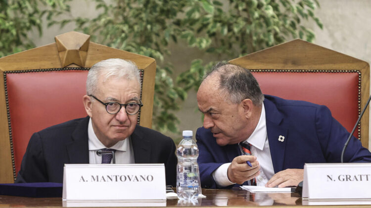 Mantovano contro Gratteri: “Vorrebbe indagare chi dice sì”