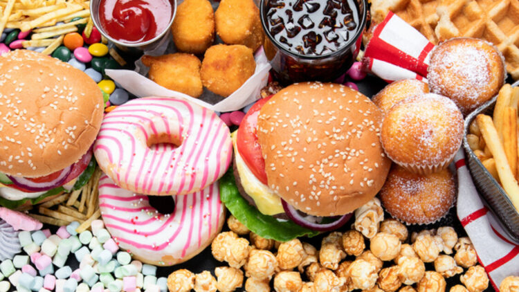Cibi ultraprocessati, un consumo elevato dopo un tumore può aumentare mortalità