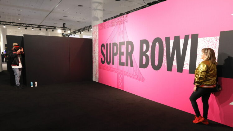 Al Super Bowl spot generato solo con l’IA, rischio compensi per le star