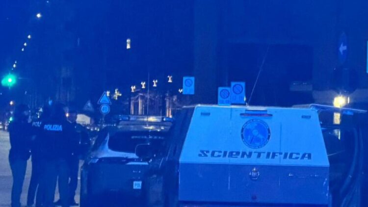 Un morto in strada a Torino, ha una profonda ferita al collo