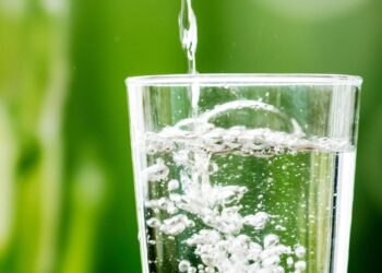 Acqua frizzante per dimagrire? Può funzionare ma non è per tutti: i rischi