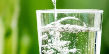 Acqua frizzante per dimagrire? Può funzionare ma non è per tutti: i rischi