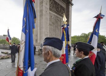 Francia, polizia uccide uomo armato di coltello all’Arc de Triomphe. Macron: “Attacco terroristico”