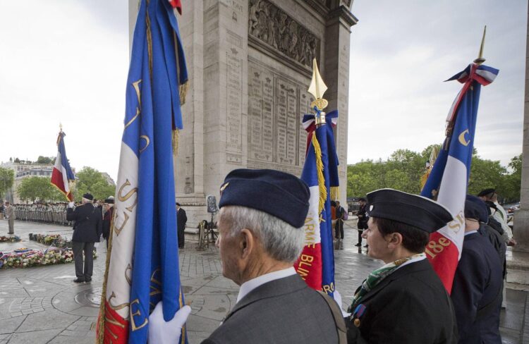 Francia, polizia uccide uomo armato di coltello all’Arc de Triomphe. Macron: “Attacco terroristico”
