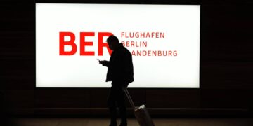 Voli sospesi per ghiaccio all’aeroporto internazionale di Berlino