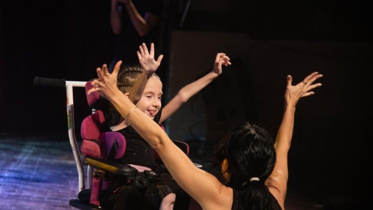 La danza di Sarah sulla sedia a rotelle. Ha 11 anni
