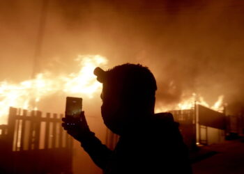 Cile, allerta rossa per incendi tra Valparaíso e Santiago