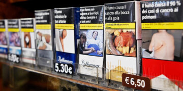 Seconda tornata di rincari per le sigarette, aumentano anche le Camel