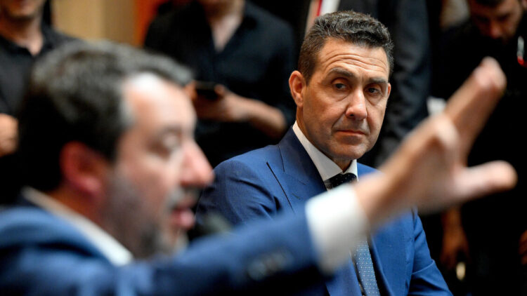 Il segretario cerca di chiudere il caso, ma è tensione nella Lega