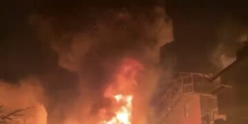 Vasto incendio nel Catanzarese, distrutti 3 negozi e famiglie evacuate