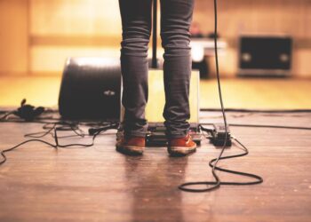 Tachicardia, bocca secca e nausea: cos’è e come gestire l’ansia da palcoscenico