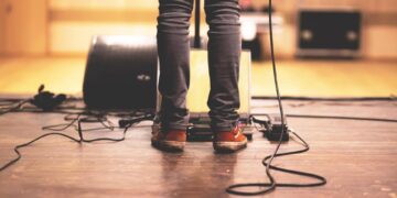 Tachicardia, bocca secca e nausea: cos’è e come gestire l’ansia da palcoscenico