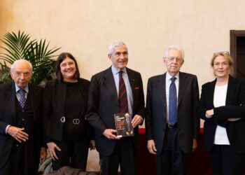 Casini ai giovani all’Università Cattolica, ‘impegnatevi in politica’