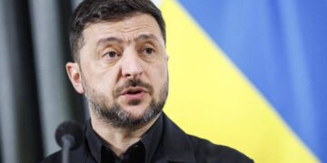 Ucraina, attesa per nuovi colloqui ma Russia colpisce senza tregua. Zelensky: “Il male va fermato”
