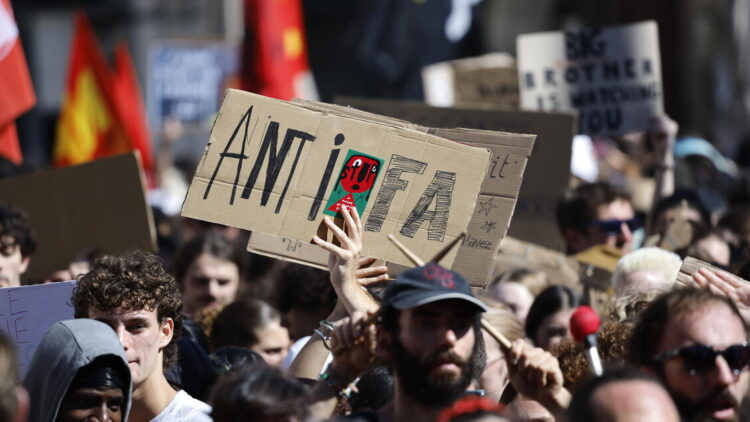 La Lega come Orban e Trump: ‘Anarchici e antifa sono terroristi’