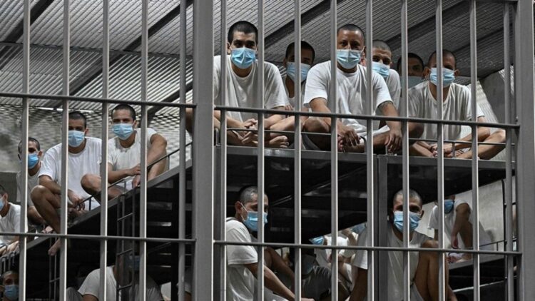 El Salvador approva l’ergastolo per i reati più gravi