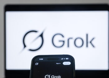 Tre ragazze fanno causa a Grok negli Usa per immagini pornografiche