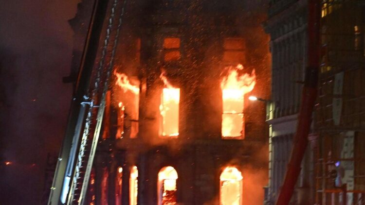 Enorme incendio alla stazione centrale di Glasgow