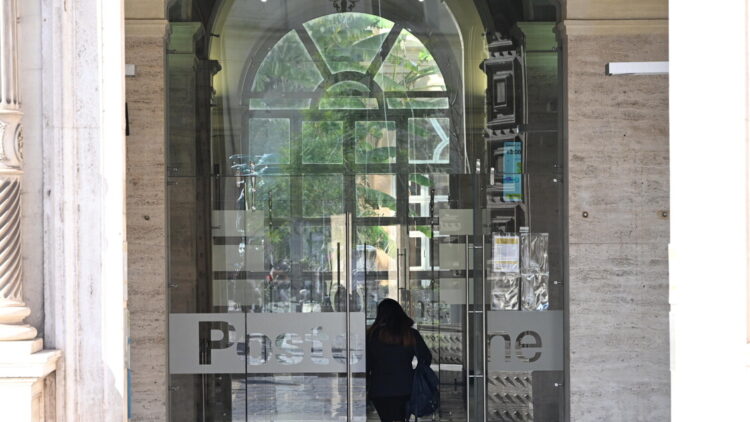 Poste presenta l’opas totalitaria per l’acquisto di Telecom Italia