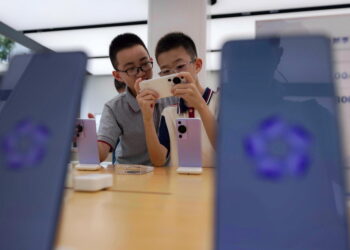 Un quarto dei ragazzi usa smartphone più di 8 ore al giorno, allarme degli psicologi