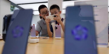 Un quarto dei ragazzi usa smartphone più di 8 ore al giorno, allarme degli psicologi