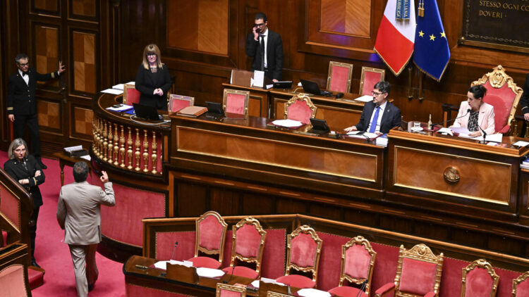 Renzi-Urso, l’Aula del Senato diventa un ring. ‘Il ministro viola il regolamento’