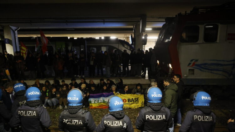 Manifestanti sui binari a Pisa, conclusa la protesta