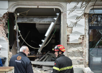 Tram deraglia a Milano, il malore del conducente e il sistema di frenata: questi i nodi dell’indagine
