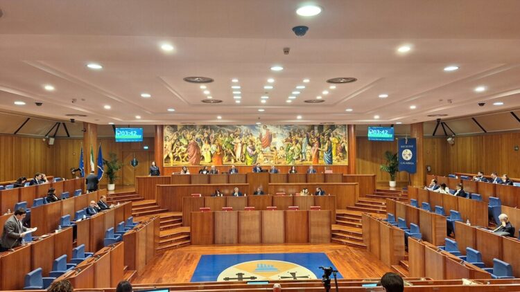 Calabria, clima rovente in Consiglio, passa la legge sui sottosegretari