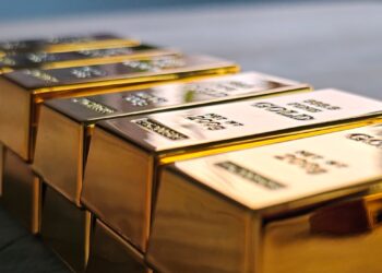 Prezzo dell’oro in aumento con la guerra in Iran, verso il record dei 6.100 dollari