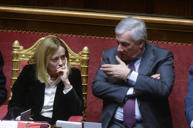 Iran, Meloni agli italiani: “Siate prudenti”. Tajani: “Se situazione peggiora evacuazione in poche ore”