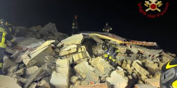 Crolla una palazzina a Licata, si scava sotto le macerie