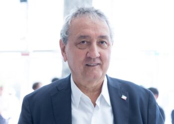 Gaffe Pd e M5S, onoreficenza del giornalista Romoli ‘scambiata’ per croce celtica. Barelli: “Caccia al nemico rende scemi”