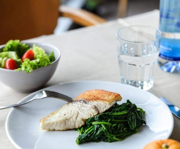 La dieta per invecchiare senza malattie, i cibi per arrivare ‘sani’ a 70 anni: lo studio