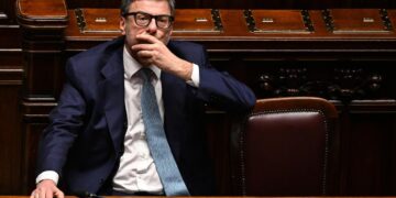 Cambia la legge di Bilancio 2026, tassa sui pacchi rinviata: novità su Iva e imprese