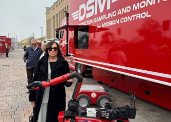 Così lavora Fiamma, cane robot “microbiologo” al servizio dei vigili del fuoco