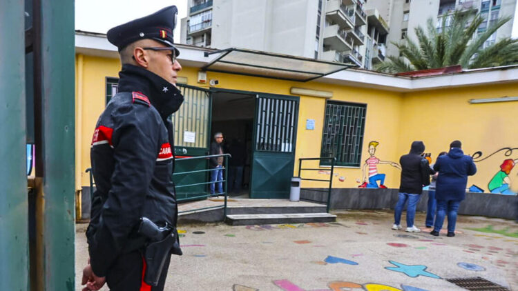 A Napoli quattordicenne accoltellato nei bagni della scuola da un diciassettenne